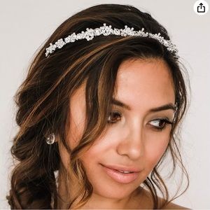 Bridal crystal headband decorated with rhinestones.